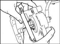 11.2 Снятие и установка передних тормозных колодок БМВ 5 (E39)