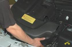 4.3 Снятие и установка декоративного кожуха двигателя Chevrolet Niva 2002+