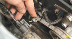 7.3 Проверка натяжения и регулировка ремня привода насоса гидроусилителя Chevrolet Niva 2002+