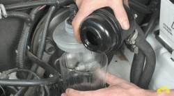 7.5 Замена бачка гидросистемы усилителя рулевого управления Chevrolet Niva 2002+