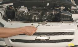 10.6 Снятие и установка облицовки радиатора Chevrolet Niva 2002+