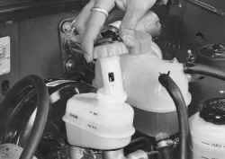 4.2.5 Проверка уровня и доливка тормозной жидкости в бачок гидропривода тормозной системы Daewoo Lanos 1997+