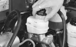 4.2.5 Проверка уровня и доливка тормозной жидкости в бачок гидропривода тормозной системы Daewoo Lanos 1997+
