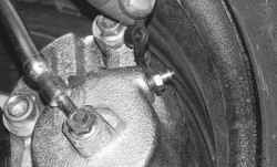 4.4.5 Замена тормозной жидкости в гидроприводах тормозов и выключения сцепления Daewoo Lanos 1997+