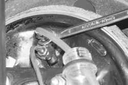 4.4.5 Замена тормозной жидкости в гидроприводах тормозов и выключения сцепления Daewoo Lanos 1997+