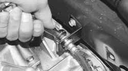 6.1.7 Замена шланга и трубки гидропривода выключения сцепления Daewoo Lanos 1997+