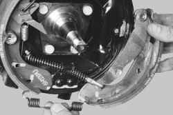 9.10.3 Замена тормозных колодок тормозного механизма заднего колеса Daewoo Lanos 1997+