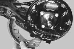 9.10.3 Замена тормозных колодок тормозного механизма заднего колеса Daewoo Lanos 1997+