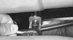9.11.4 Замена заднего троса привода стояночного тормоза Daewoo Lanos 1997+