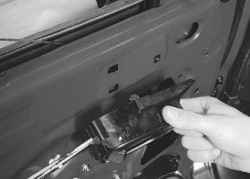 11.9.6 Замена внутренней ручки привода замка передней двери Daewoo Lanos 1997+