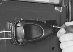 11.9.15 Замена внутренней ручки привода замка задней двери Daewoo Lanos 1997+