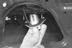 11.10.4 Замена замка, защелки и выключателя замка крышки багажника Daewoo Lanos 1997+