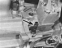 2.4.3 Проверка уровня масла в механической коробке передач Форд Эскорт