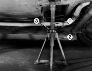 Использование опорной стойки (2) для надежного удерживания автомобиля в поднятом состоянии, выдвижной стойки (1), которая поднимается на требуемую высоту и фиксируется в ближайшем отверстии с помощью стопорного болта (3)