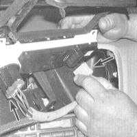 11.22 Снятие и установка отделочных секций панели приборов Хонда Аккорд 1998