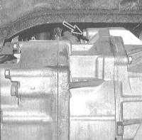 13.2.7 Снятие и установка 4-ступенчатой и автоматической трансмиссии (АТ) Хонда Аккорд 1998