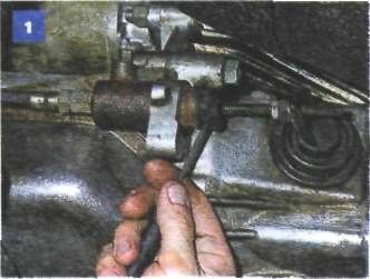 10.6 Снятие рабочего цилиндра гидропривода сцепления на автомобиле с двигателем УМПО-331 Иж Ода