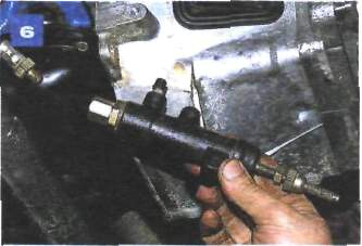 10.7 Снятие рабочего цилиндра гидропривода сцепления на автомобиле с двигателем ВАЗ-2106 Иж Ода