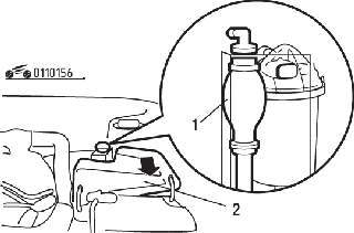 Расположение ручного топливоподкачивающего насоса (1) и крышки (2)