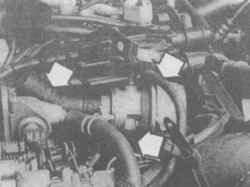 4.11 Шланги пламегасителя на двигателе V6 (показаны при снятом воздушном фильтре)