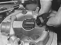 6.2.11 Снятие и установка элементов одноточечной системы   впрыска топлива Opel Kadett E