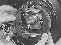 11.20 Замена тормозных колодок ручного тормоза на задних дисковых тормозах Opel Kadett E
