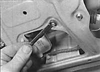 10.28.3 Двигатель замка задней двери Opel Vectra B