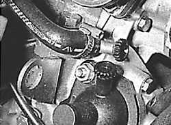 5.2.7 Заливка охлаждающей жидкости и удаление воздуха из системы Peugeot 405