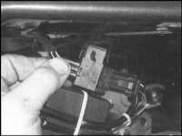 17.16 Снятие и установка на место компонентов замка двери задка/крышки багажника Saab 9000