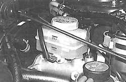 2.6 Уровень тормозной жидкости и жидкости привода сцепления Субару Легаси 1990-1998 г.в.
