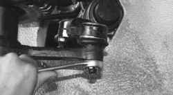 Снятие и установка наружного наконечника рулевой тяги и замена защитного чехла шарового шарнира