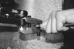 Снятие и установка наружного наконечника рулевой тяги и замена защитного чехла шарового шарнира