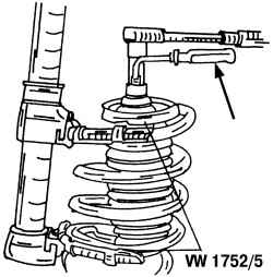 Винтовая пружина сжата приспособлением VW1752/5 для сжатия пружин. Показан способ снятия гайки