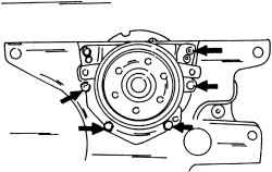 Показанный фланец сальника на задней стороне двигателя необходимо менять вместе с сальником. Затяните болты (показаны стрелками) моментом 10 Н·м