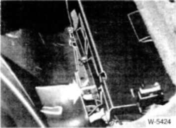 21.5.3 Снятие батареи, установленной под задним сиденьем БМВ 5 (E34)