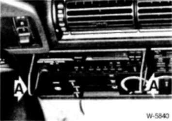 23.8.4 Снятие магнитолы с выдвижным креплением (Bavaria Cassette III, Europe digital) БМВ 5 (E34)
