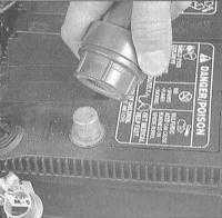 2.11 Проверка, обслуживание и зарядка аккумуляторной батареи Хонда Аккорд 1998