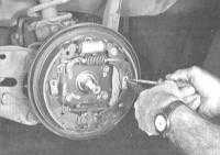 9.5 Замена башмаков барабанных тормозных механизмов задних колес Хонда Аккорд 1998