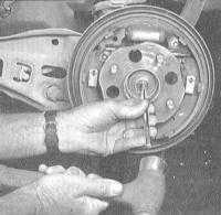 10.12 Снятие и установка сборки задней ступицы с колесным подшипником Хонда Аккорд 1998
