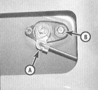 11.13 Снятие и установка защелки и цилиндра замка крышки багажного отделения Хонда Аккорд 1998