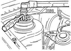 Отворачивание гайки в верхней части амортизаторной стойки специальным ключом 3186
