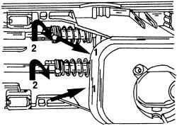 Отсоединение тросов от рычагов переключения передач. Следуйте направлениям, показанным стрелками 1 и 2
